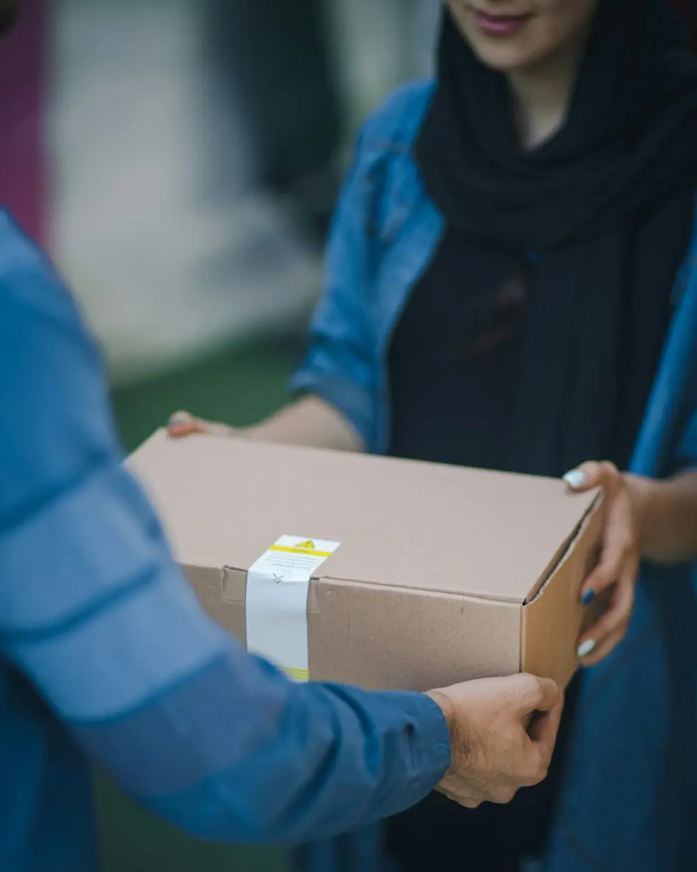 Last-mile parcel handover